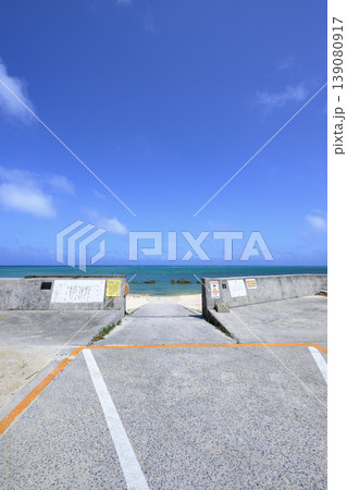 青い海へ続く白保海岸の入口と駐車スペースの風景 139080917