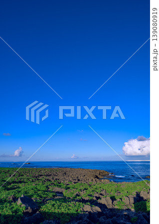 青空と白い雲が広がる残波岬の爽快な海岸風景 139080919