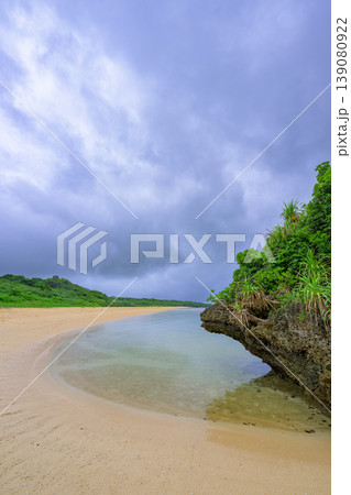 梅雨空と奇岩が印象的な石垣島の南国ビーチ風景 梅雨空と奇岩が印象的な石垣島の南国ビーチ風景 139080922