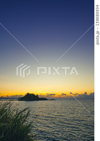 南国の遊歩道と穏やかな海が広がる夕暮れの沖縄風景 139080934
