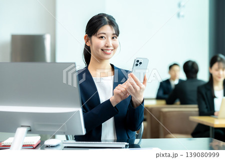 スマホを持つビジネスウーマン スマホを持つビジネスウーマン 139080999
