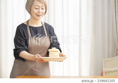 ダイニングでパンケーキを食べるシニア女性 ダイニングでパンケーキを食べるシニア女性 139081105