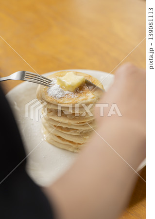 ダイニングでパンケーキを食べるシニア女性　 139081113