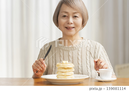 ダイニングでパンケーキを食べるシニア女性 ダイニングでパンケーキを食べるシニア女性 139081114