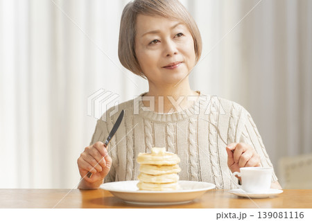 ダイニングでパンケーキを食べるシニア女性 ダイニングでパンケーキを食べるシニア女性 139081116