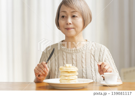 ダイニングでパンケーキを食べるシニア女性　 139081117