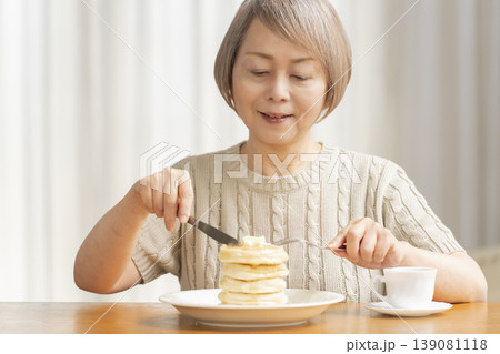 ダイニングでパンケーキを食べるシニア女性 ダイニングでパンケーキを食べるシニア女性 139081118