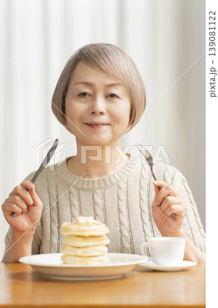 ダイニングでパンケーキを食べるシニア女性 ダイニングでパンケーキを食べるシニア女性 139081122