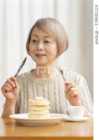 ダイニングでパンケーキを食べるシニア女性 ダイニングでパンケーキを食べるシニア女性 139081124
