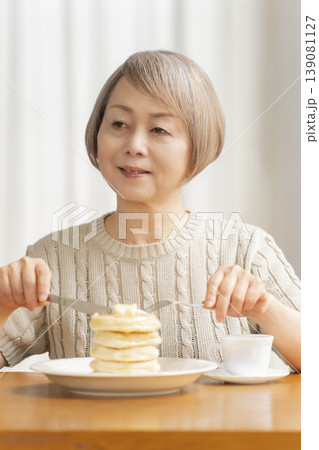 ダイニングでパンケーキを食べるシニア女性 ダイニングでパンケーキを食べるシニア女性 139081127