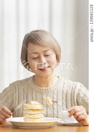ダイニングでパンケーキを食べるシニア女性 ダイニングでパンケーキを食べるシニア女性 139081128
