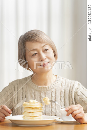 ダイニングでパンケーキを食べるシニア女性　 139081129