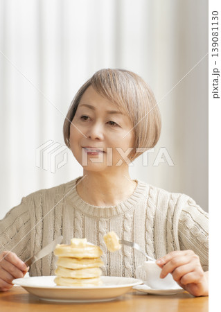 ダイニングでパンケーキを食べるシニア女性　 139081130