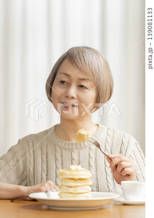 ダイニングでパンケーキを食べるシニア女性 ダイニングでパンケーキを食べるシニア女性 139081133