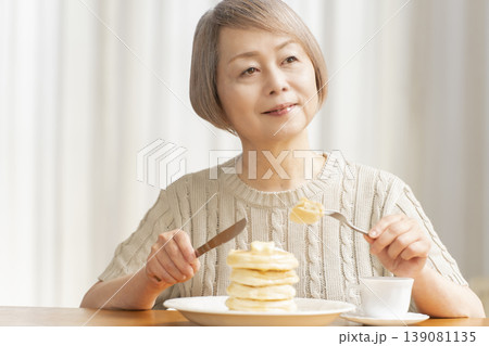 ダイニングでパンケーキを食べるシニア女性 ダイニングでパンケーキを食べるシニア女性 139081135
