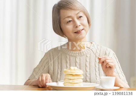 ダイニングでパンケーキを食べるシニア女性 ダイニングでパンケーキを食べるシニア女性 139081138