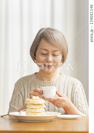 ダイニングでパンケーキを食べるシニア女性 ダイニングでパンケーキを食べるシニア女性 139081146