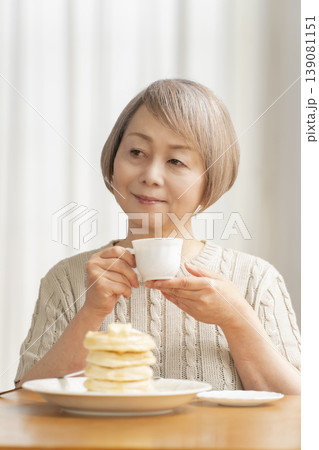 ダイニングでパンケーキを食べるシニア女性 ダイニングでパンケーキを食べるシニア女性 139081151