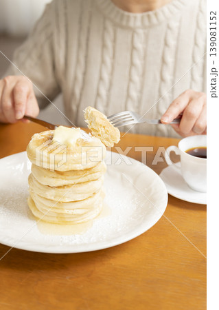 ダイニングでパンケーキを食べるシニア女性 ダイニングでパンケーキを食べるシニア女性 139081152