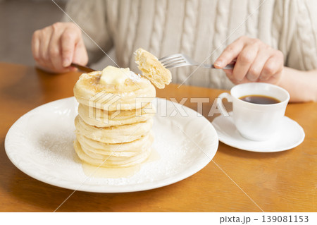 ダイニングでパンケーキを食べるシニア女性 ダイニングでパンケーキを食べるシニア女性 139081153