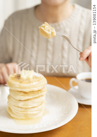 ダイニングでパンケーキを食べるシニア女性　 139081154