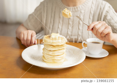 ダイニングでパンケーキを食べるシニア女性　 139081155