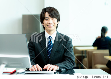 オフィスで働く若いビジネスマン 139081161