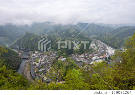 日本の岡山県新見市井倉の美しいひの字の風景 139081264