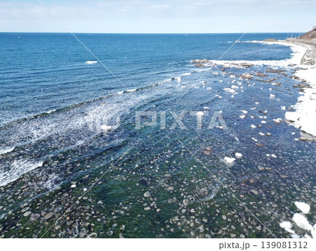 北海道ウトロの海岸線に押し寄せた流氷群の空撮 北海道ウトロの海岸線に押し寄せた流氷群の空撮 139081312