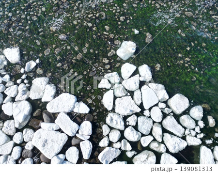 北海道ウトロの海岸線に押し寄せた流氷群の空撮 北海道ウトロの海岸線に押し寄せた流氷群の空撮 139081313