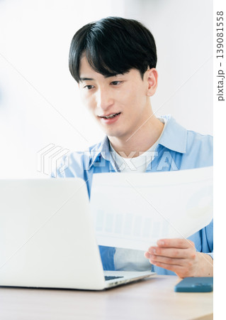 資料を見ながら考える若い男性 139081558