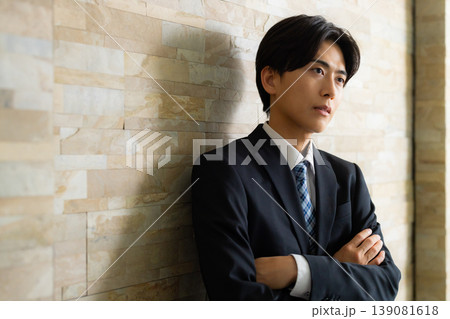 腕組みをするビジネスマン 139081618