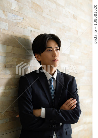 腕組みをするビジネスマン 139081620