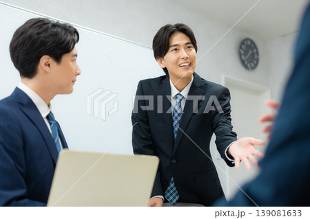 会議をするビジネスマン 会議をするビジネスマン 139081633