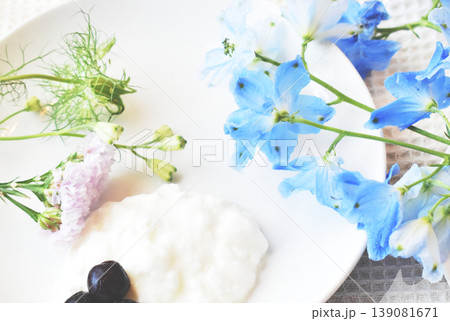5月15日はヨーグルトの日 腸活にもぜひお役立ちのヨーグルトをグルトをを 5月15日はヨーグルトの日 腸活にもぜひお役立ちのヨーグルトをグルトをを 139081671