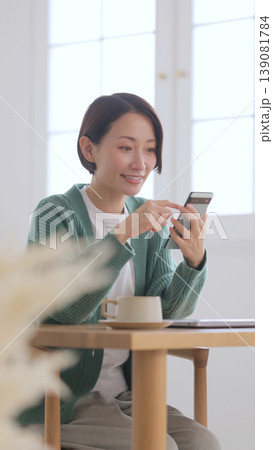 カフェでスマホを見る女性 カフェでスマホを見る女性 139081784