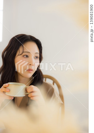 コーヒーを飲む女性 139081900