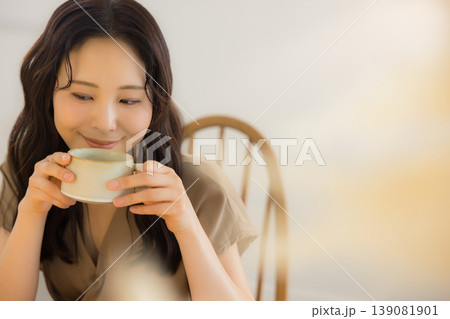 コーヒーを飲む女性 139081901