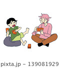 カードゲームを楽しむ笑顔の小学生と中学生の歳の離れた兄弟 139081929