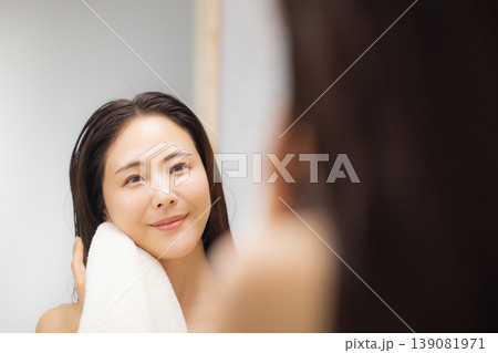 洗面所でヘアケアをする女性　　　 139081971