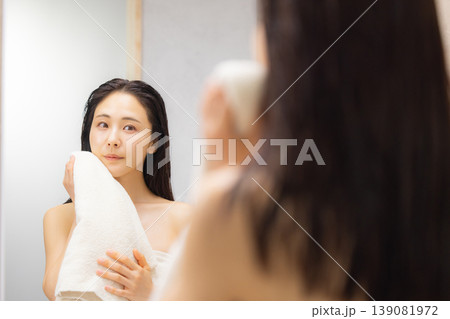 洗面所でヘアケアをする女性 洗面所でヘアケアをする女性 139081972