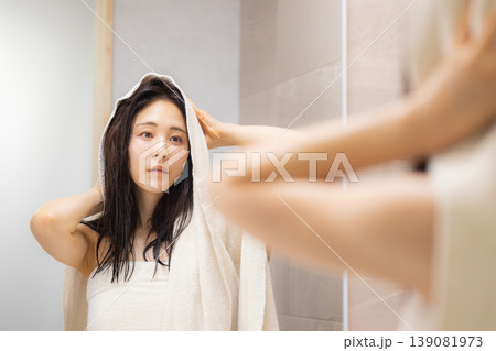 洗面所でヘアケアをする女性 洗面所でヘアケアをする女性 139081973