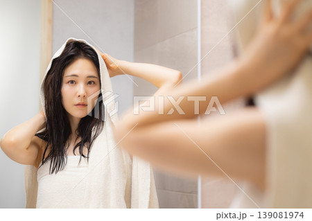 洗面所でヘアケアをする女性 洗面所でヘアケアをする女性 139081974