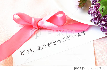ありがとうの気持ちをこめて　ピンクのリボンと春の花 139081998