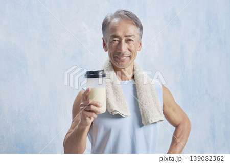プロテインのボトルを持つトレーニングするシニア男性 カメラ目線 プロテインのボトルを持つトレーニングするシニア男性 カメラ目線 139082362