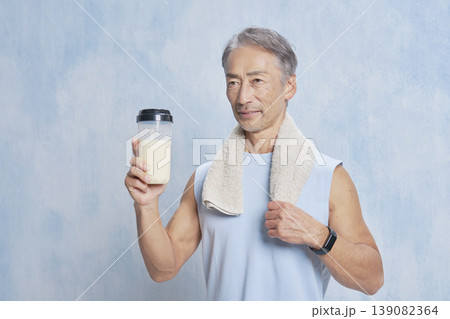 プロテインのボトルを持つトレーニングするシニア男性 139082364