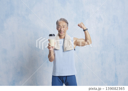 プロテインのボトルを持つトレーニングするシニア男性 ガッツポーズ プロテインのボトルを持つトレーニングするシニア男性 ガッツポーズ 139082365
