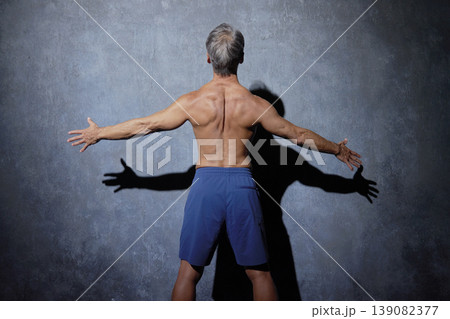 ポーズをとる筋肉のあるシニアの男性 後ろ姿 ポーズをとる筋肉のあるシニアの男性 後ろ姿 139082377