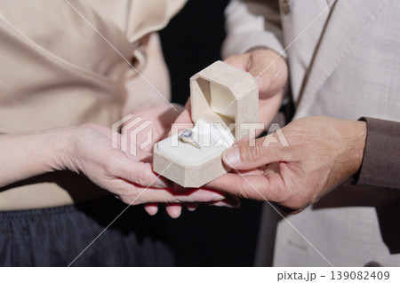 シニア夫婦　指輪のプレゼント　顔無し 139082409