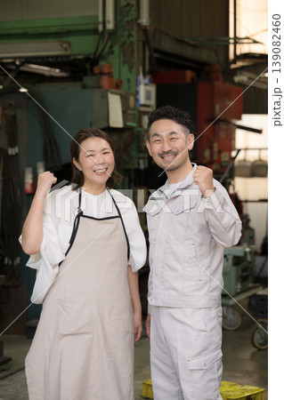 製造業などの町工場で働く夫婦の笑顔ポートレートカメラ目線 中小企業の家族経営ガッツポーズ 製造業などの町工場で働く夫婦の笑顔ポートレートカメラ目線 中小企業の家族経営ガッツポーズ 139082460